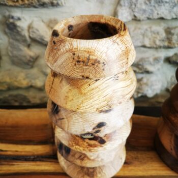 Socles ballon rugby en chêne massif naturel avec nœuds, fissures et variations artisanales du bois
