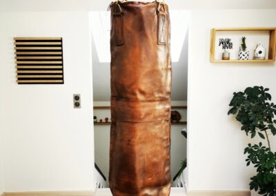 Sac de frappe en cuir havane, suspendu