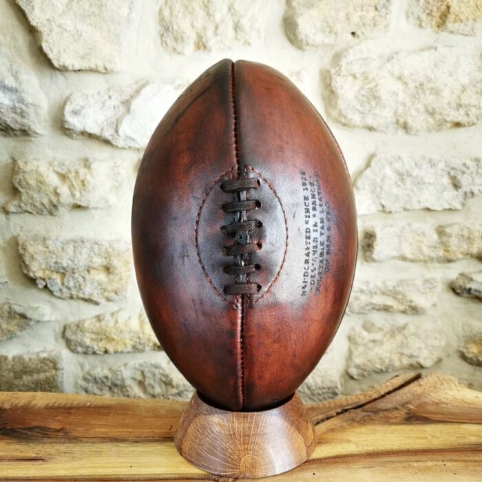 ballon vintage brun exposé sur son socle en bois massif