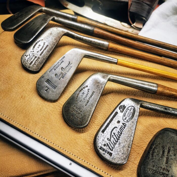 Des clubs de golf anciens avec le manche en bois et des têtes rénovées