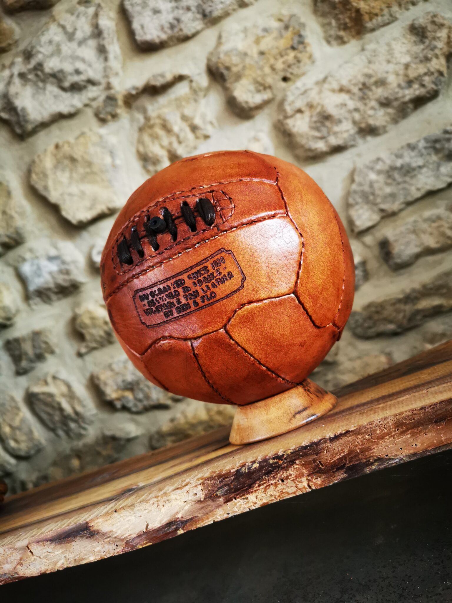 Mini ballon de foot miel posé sur une socle en présentation. Parfait pour une décoration.
