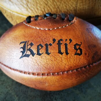 Gravure prénom sur un mini ballon de rugby