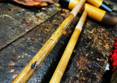Maillets de polo anciens en bambou avec têtes en bois patinées, présentés en composition décorative. Ces crosses de polo vintage, datant du début du XXe siècle, portent les marques du temps et témoignent d’un savoir-faire anglais authentique. Idéal pour la décoration murale équestre, un intérieur de style gentleman club ou comme objet de collection sportive unique et élégant.