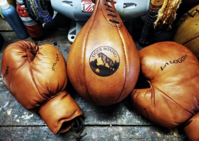 Personnalisation logo sur une poire de vitesse en cuir pour la boex ainsi que le prénom sur les gants de boxe vintage