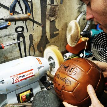 ballon de foot ancien cuir en cours de fabrication dans un atelier artisanal