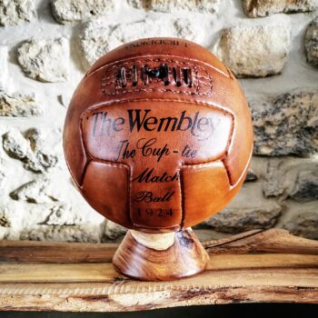ballon de foot ancien cuir Wembley 1924 sur socle bois décoration vintage