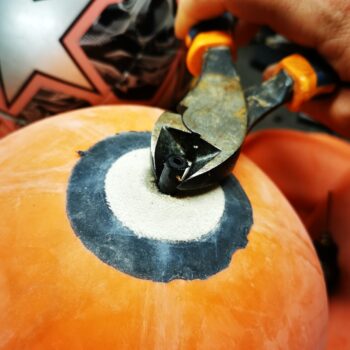 Gros plan sur la valve d’une vessie de réparation pour ballon de footgolf, conçue pour maintenir une pression stable et éviter les fuites d’air, compatible avec les gonflages standards et utilisée pour la réparation de ballons cousus ou démontables