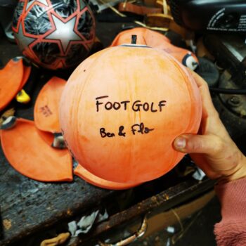 Ballon de footgolf ouvert montrant une vessie de réparation installée à l’intérieur, solution utilisée pour réparer un ballon de footgolf qui perd de l’air, adaptée aux ballons cousus et démontables, idéale pour prolonger la durée de vie d’un ballon de pratique ou de loisir
