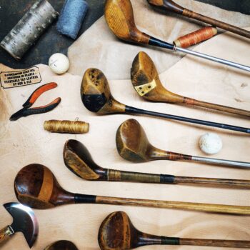 Clubs de golf anciens en cours de rénovation sur notre établi
