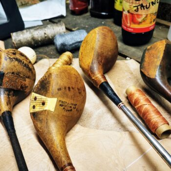 Anciens bois de golf rénovés aux formes et inscriptions différentes