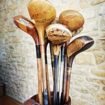 Sélection de clubs de golf en bois vintage restaurés avec différentes têtes