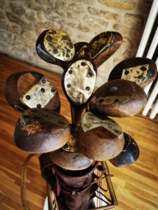 Anciens clubs de golf en bois avec plaques en laiton sous la tête