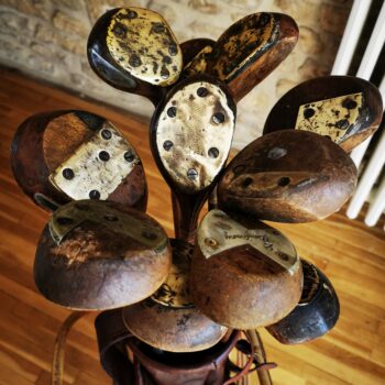 Anciens clubs de golf en bois avec plaques en laiton sous la tête