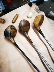 Clubs de golf en bois anciens des années 1950-1960 avec shaft en acier rénovés