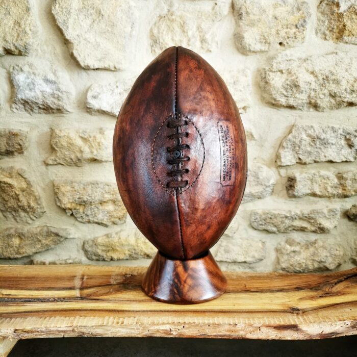 ballon de rugby vintage marron foncé vue de face