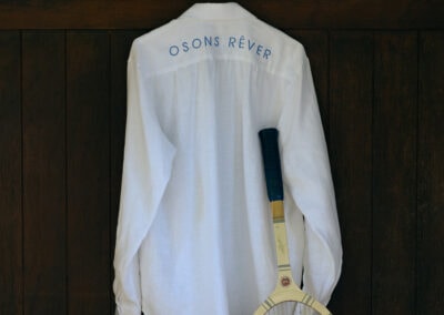 Accessoirisation d'une photo avec une raqeutte de tennis en bois