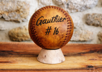 Balle de baseball usa personnalisée en cuir sur socle pour décoration vintage.