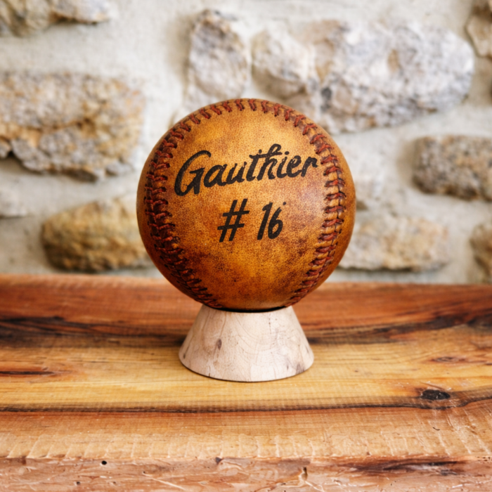 Balle de baseball usa personnalisée en cuir sur socle pour décoration vintage.