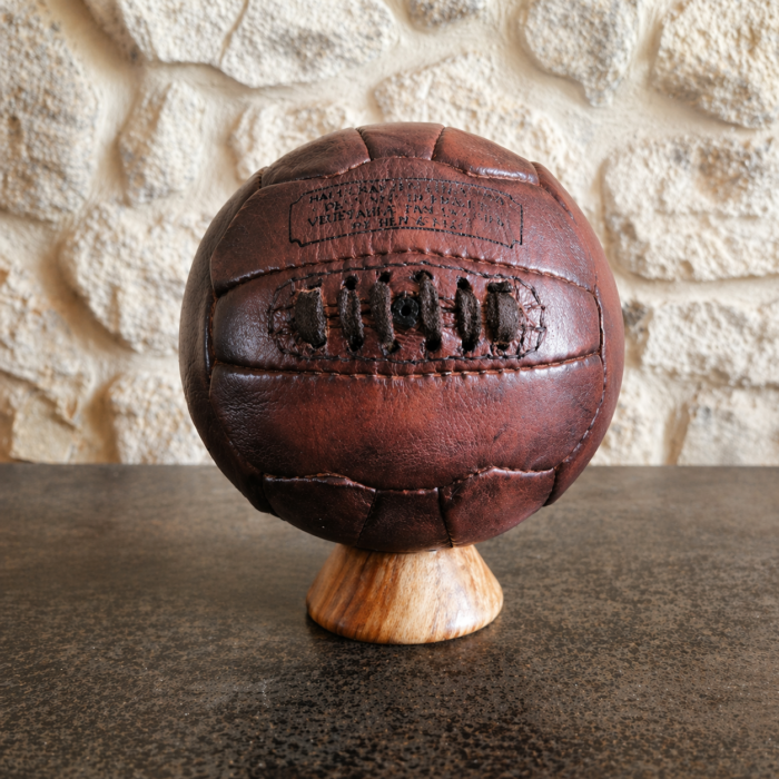 ballon de foot miniature en cuir vintage brun sur socle bois décoration