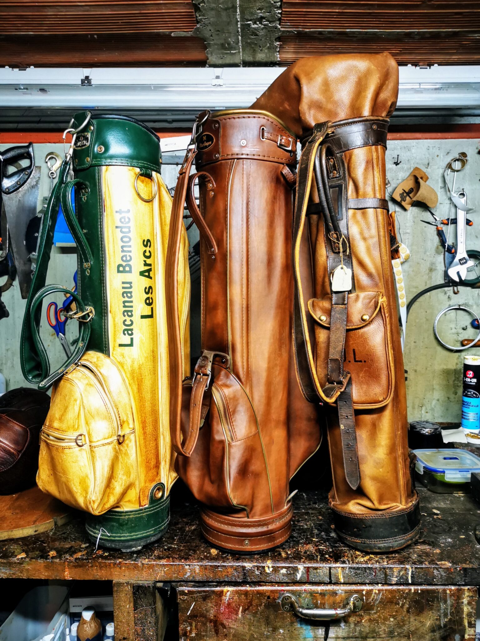 Sélection de trois anciens sacs de golf vintage à l’atelier Ben & Flo
