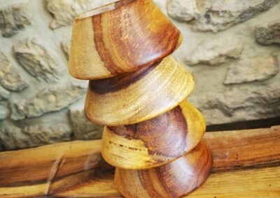 4 tees en bois posés l'un par-dessus l'autre. Ils sont en bois de rose massif.