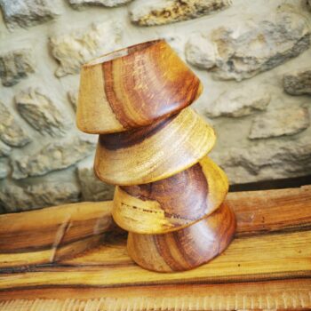 4 tees en bois posés l'un par-dessus l'autre. Ils sont en bois de rose massif.