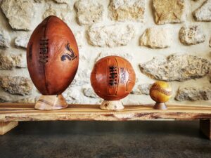 Socles en chêne massif pour ballon de rugby, mini ballon et balles.