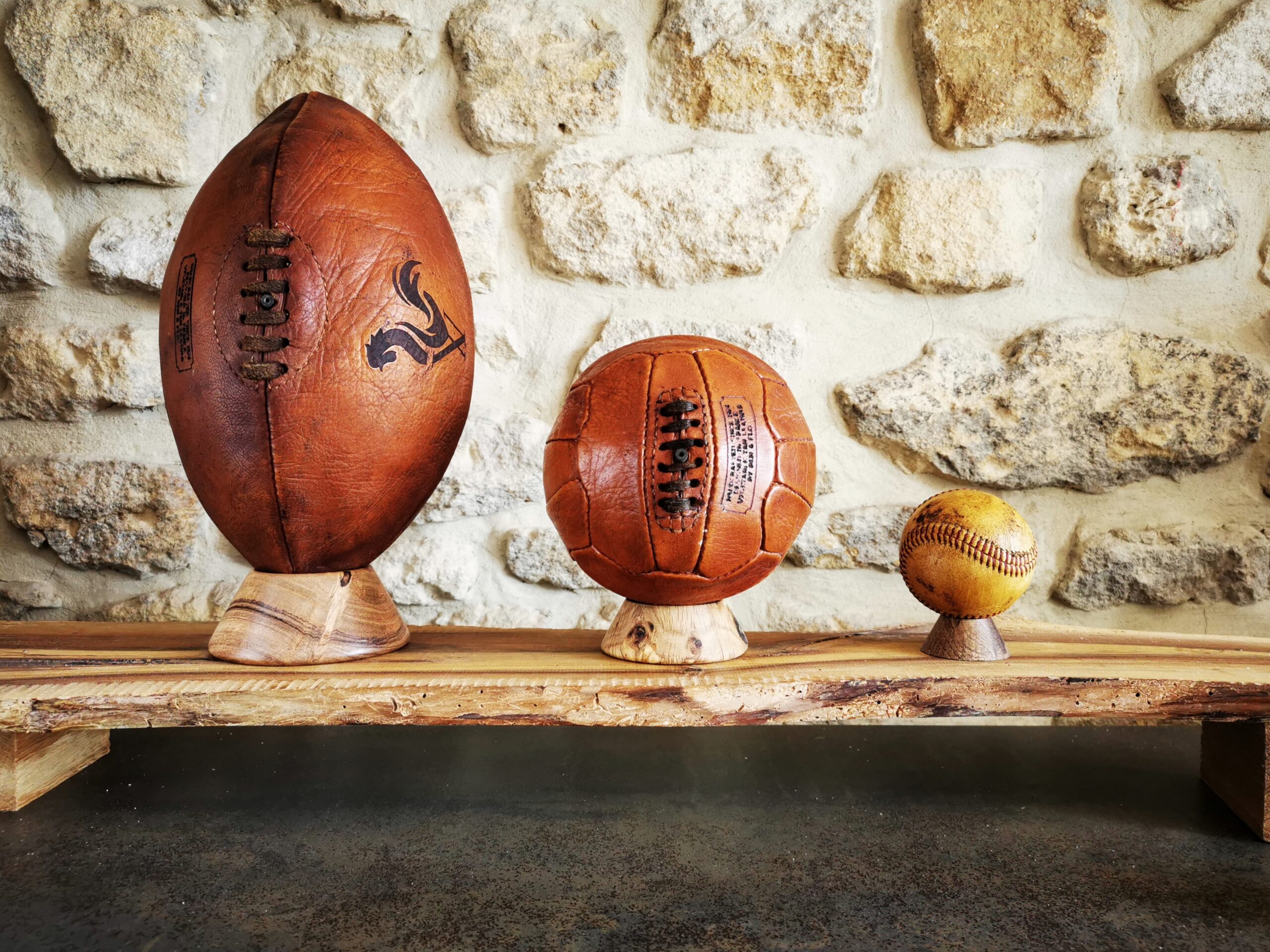 comparatif_taille_socles Socles en chêne massif pour ballon de rugby, mini ballon et balles.
