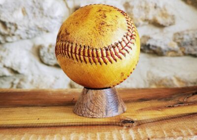 mini socle en chêne pour balle de baseball