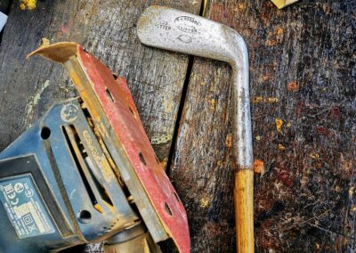 Rénovation d'un vieux club de golf Putter à l'atelier de Ben et Flo. Ponçage du manche et de la tête.