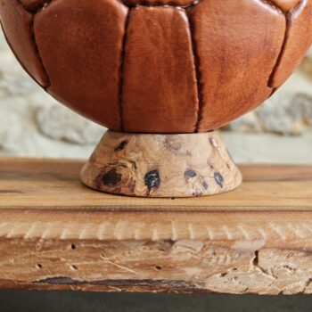 Mini ballon de foot vintage posé sur un socle en chêne massif brut de finition havane