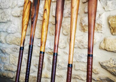 6 battes de baseball de défense présentées comme objet de décoration