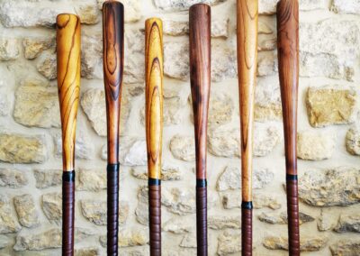 présentation de battes de baseball en bois