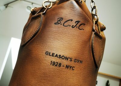 Tampon sur sac de frappe en cuir vintage pour la boxe