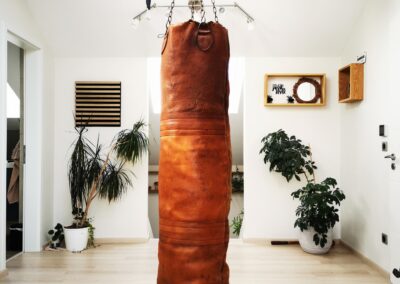 Magnifique décoration boxe avec ce sac de frappe en cuir pour la boxe thaï