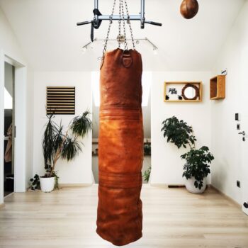 Magnifique décoration boxe avec ce sac de frappe en cuir pour la boxe thaï