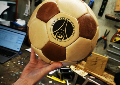 Ballon du PSG vintage avec le logo gravé sur le cuir