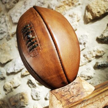 Un ballon de rugby en cuir vintage avec 6 panneaux de cuir