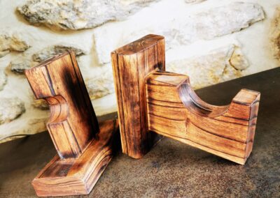 Supports muraux pour batte de baseball posés sur un meuble