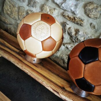 Ballon de handball vintage en cuir camel et noir, fait main et personnalisable, parfait pour les passionnés et la décoration intérieure