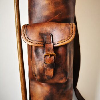 Une poche en cuir vintage sur un sac de golf antique