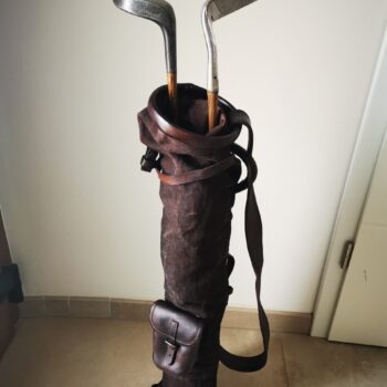 Ancien sac de golf vintage avec ses clubs à l'intérieur.