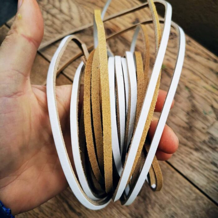 Un lacet en cuir dans une main