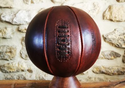 Ballon de basket brun en cuir véritable posé en déco sur un socle : idée caeau homme basketteur