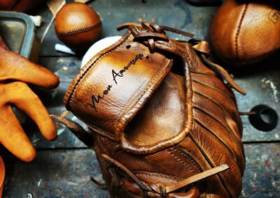Gant de baseball en cuir vintage personnalisé avec gravé "mon amour" sur le poignet du gant. Patine ancienne au style rétro.