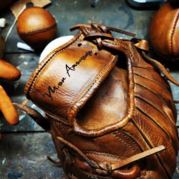 Gant de baseball en cuir vintage personnalisé avec gravé "mon amour" sur le poignet du gant. Patine ancienne au style rétro.