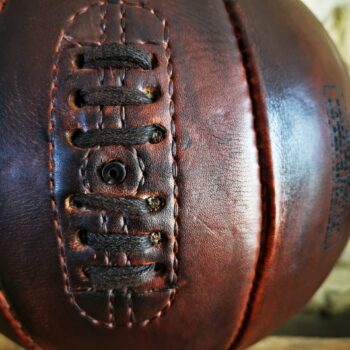 Ballon de basket à lacet en cuir brun au style ancien rétro
