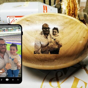 Ballon de rugby en bois artisanal en chêne massif, personnalisé avec une gravure photo père et fils. Objet décoratif haut de gamme fabriqué à la main dans notre atelier, idéal comme idée cadeau rugby originale, pièce unique inspirée des ballons vintage. Belle alternative au ballon de rugby en bois Pierre Armengaud, parfait pour une décoration sportive élégante.