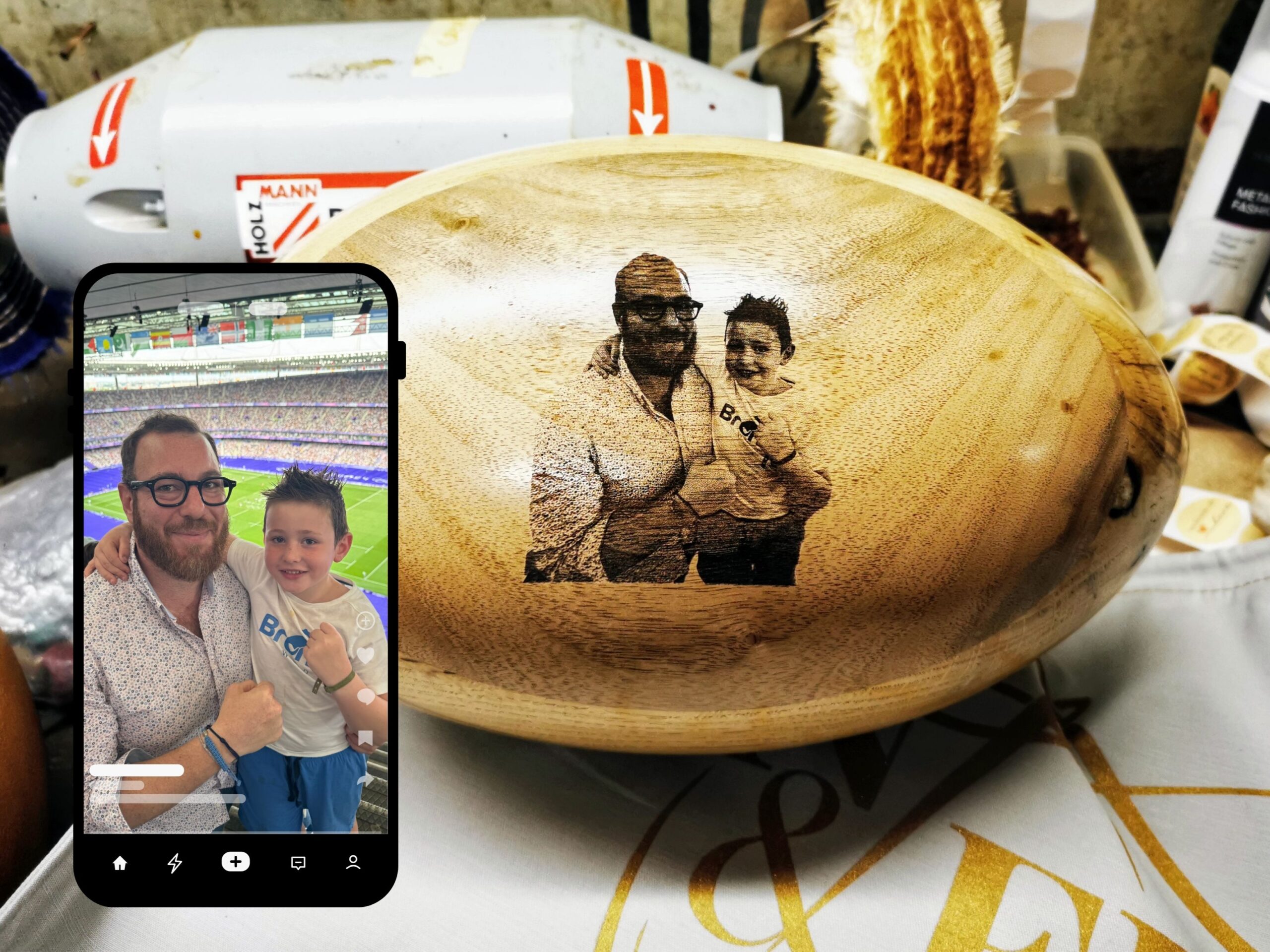 Ballon de rugby en bois artisanal en chêne massif, personnalisé avec une gravure photo père et fils. Objet décoratif haut de gamme fabriqué à la main dans notre atelier, idéal comme idée cadeau rugby originale, pièce unique inspirée des ballons vintage. Belle alternative au ballon de rugby en bois Pierre Armengaud, parfait pour une décoration sportive élégante.