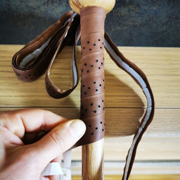 Mise en place d'un grip en cuir vintage sur le manque d'une batte de baseball